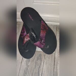 Speedos Women's Black and Purple Sandals
